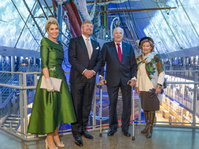 King Harald and Queen Sonja with King Willem-Alexander and Queen Máxima on the deck of the polar schooner Fram. Photo: Terje Pedersen, NTB